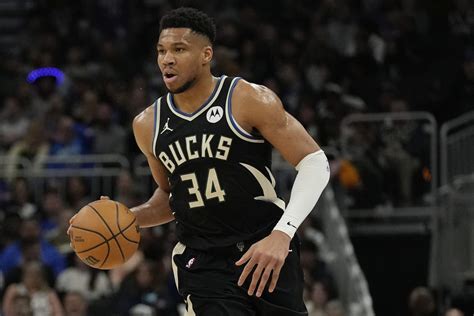 Bucks' Giannis Antetokounmpo Out Rest of Regular Season with .